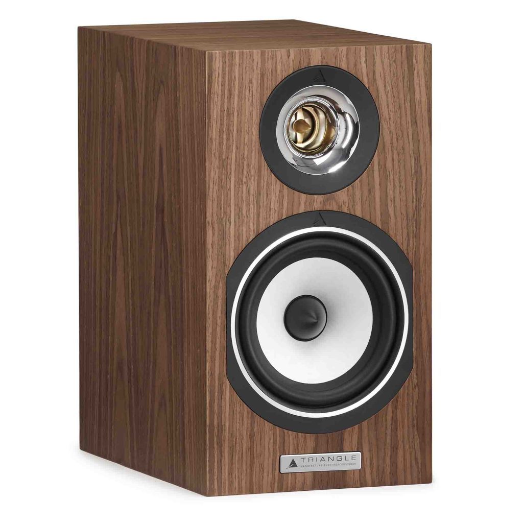 The Titus Ez bookshelf speaker earns its reputation as one the best ‘ambassadors’ of the Triangle sound. This 30cm tall and 17cm wide compact speaker is an excellent introduction to audiophile sound and includes TRIANGLE’s key technologies.