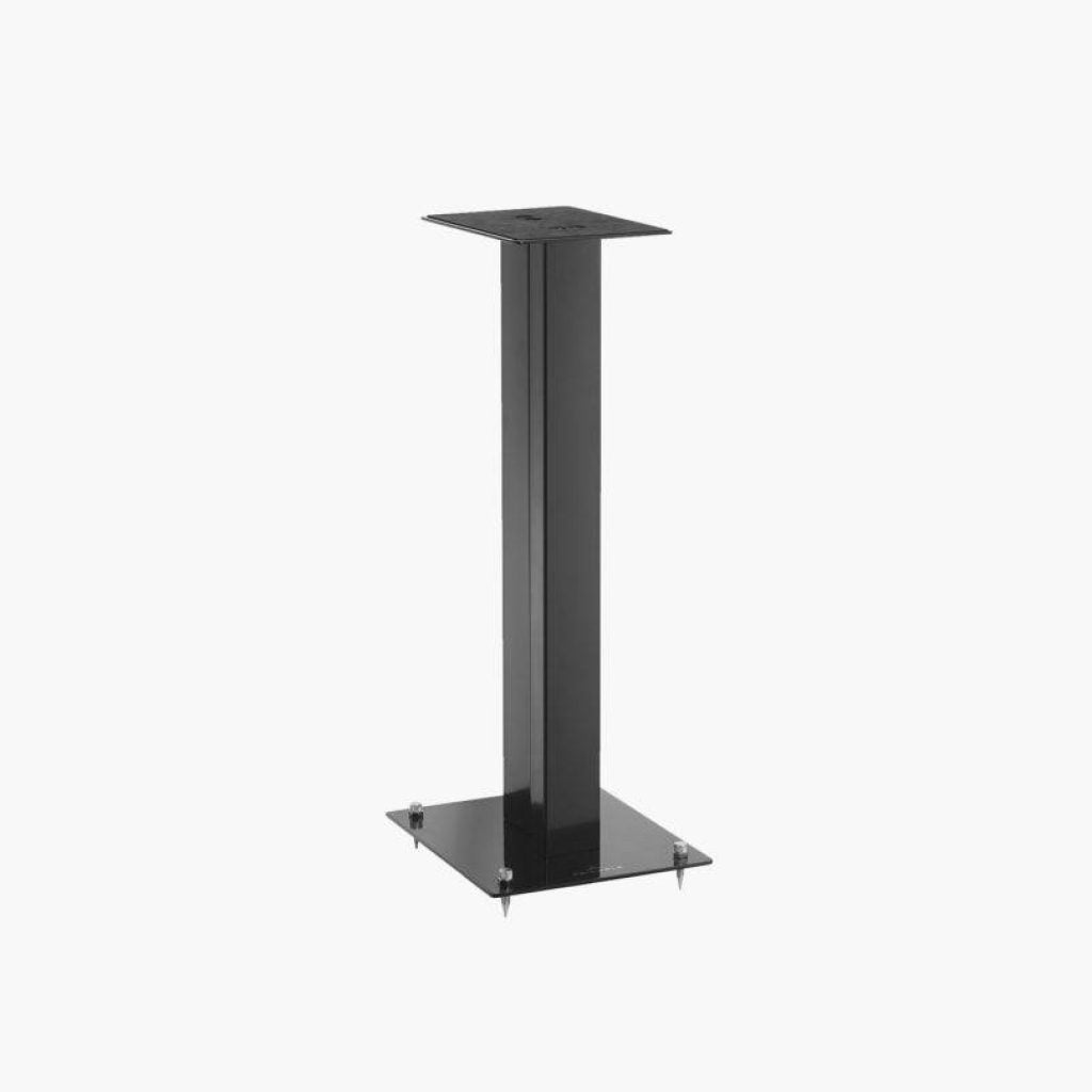 With its simple lines and two black or white finishes, the S02 stand fits perfectly into any interior. The base features adjustable spikes, which provide excellent stability. The integrated cable routing in the rear tube ensures optimal installation quality and maximum discretion.